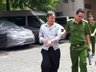 Cha mẹ chia tay, con thành “búp bê tình dục” cho cậu ruột?