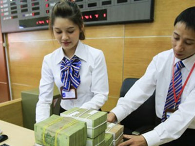 Có nên dỡ trần lãi suất 0% tiền gửi USD?