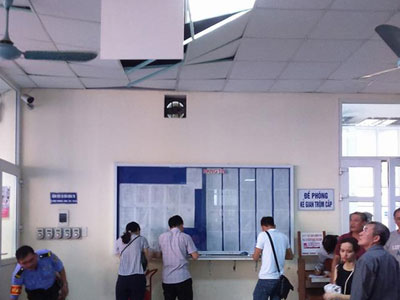 Đang ngồi chờ khám bệnh cháu bé bị tấm trần nhà rơi trúng đầu