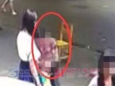 Hỗn hào với người lớn, bé 4 tuổi bị "dạy dỗ" theo cách đáng sợ