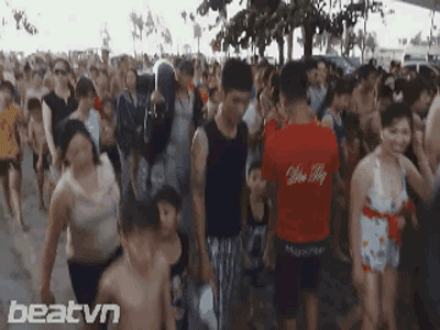 Bãi biển Sầm Sơn chật kín người trong những ngày nắng nóng đỉnh điểm