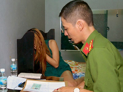 Bắt quả tang nhiều đôi nam nữ mua bán dâm trong nhà nghỉ