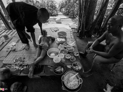 Gia đình "bộ lạc nguyên thủy" ở bãi sông
