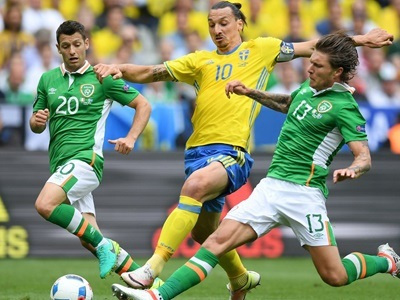 Ibrahimovic khiến đối thủ phản lưới, giúp Thuỵ Điển thoát thua