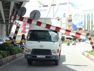 Ôtô húc gãy thanh giới hạn, cửa ngõ Tân Sơn Nhất kẹt cứng