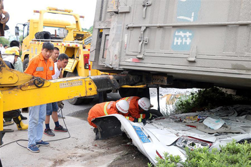 Xe con bị đè bẹp như tờ giấy, 6 người chết tại chỗ
