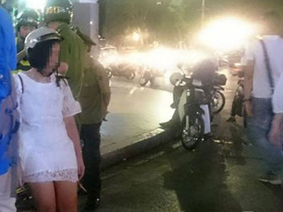 Cô gái nũng nịu bạn trai người nước ngoài, đòi nhảy xuống từ tầng 3 "hàm cá mập"