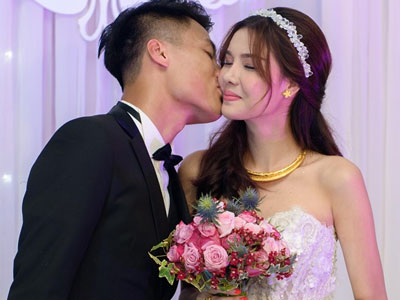 Mạc Hồng Quân trìu mến hôn Kỳ Hân trong lễ cưới ở quê