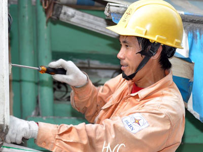 Nắng nóng 40 độ, EVN Hà Nội nhận cả nghìn cuộc gọi