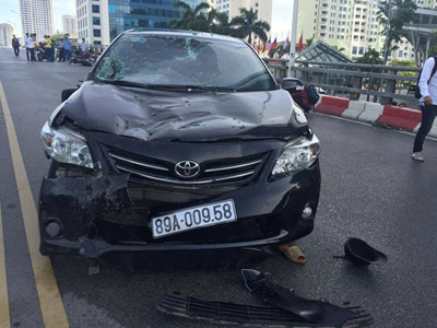 Toyota Altis đâm liên hoàn trên cầu vượt Nguyễn Chí Thanh