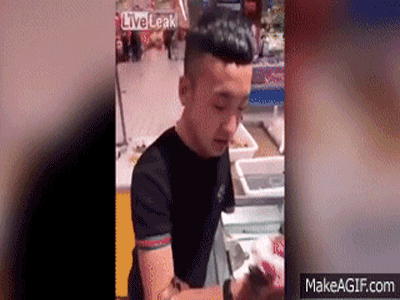 Sởn tóc gáy với cảnh thanh niên ăn ếch sống giữa chợ