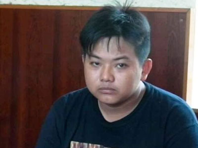 Thanh niên ở miền Tây xông vào nhà giật dây chuyền