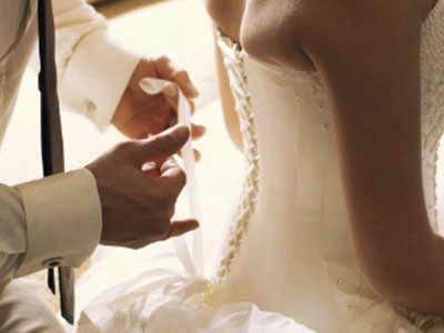 Vừa động phòng xong, chồng đã lấy tiền cưới vứt vào mặt tôi