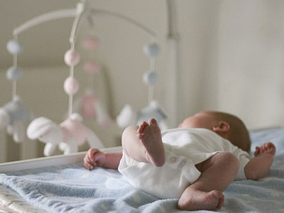 Bị bố mẹ rung lắc, ném mạnh, bé gái 4 tuần tuổi gãy xương sườn, bầm tím lưng đùi, dập gan