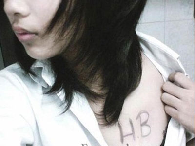 Bị đánh toác đầu vì... vạch áo cô gái xem hình xăm