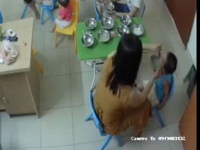 Bức xúc bé 3 tuổi bị giáo viên véo, tát bôm bốp vào mặt khi đang ăn