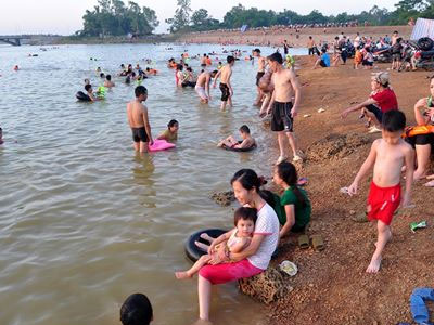 Clip: "Bãi biển" mới ở ngoại thành Hà Nội