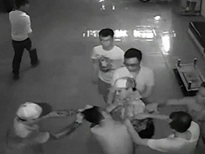 Côn đồ man rợ đánh chủ quán karaoke suốt gần 3 phút: Vì sao chưa khởi tố vụ án?