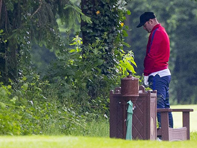 Rooney bị bắt quả tang tè bậy