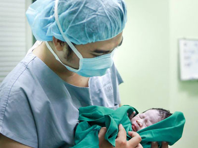 Bác sĩ 9x cầm máy chụp ảnh con chào đời suốt ca mổ