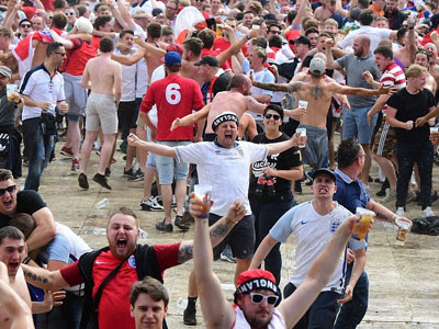 CĐV Wales khóc ngất, người Anh phát cuồng sau chiến thắng