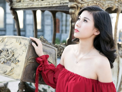 Chân dài Hà thành gợi cảm trong áo trễ vai sexy giữa ngày hè