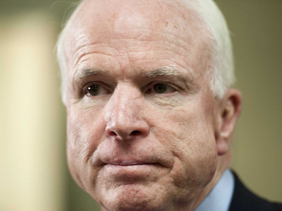John McCain nhận sai khi đổ lỗi cho Obama về vụ xả súng hộp đêm