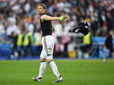 Neuer tức giận vứt áo đấu, Boateng chỉ trích đồng đội