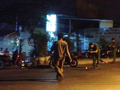 Phát hiện thanh niên với 8 vết thương trên người, nằm gục trên đường
