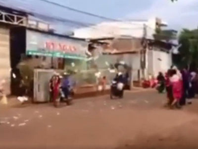 Thực hư việc con mở nhạc đám ma, rải vàng mã trong đám cưới của cha