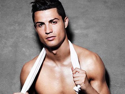 Tiết lộ: Ronaldo nhắn tin tán tỉnh siêu mẫu từng qua tay Balotelli, Nani, Ashley Cole
