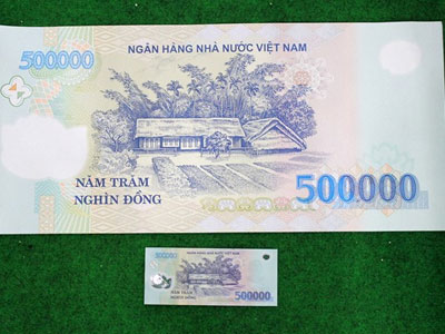 Tờ tiền 500.000 đồng kích thước khủng giá 5 triệu ở Sài Gòn
