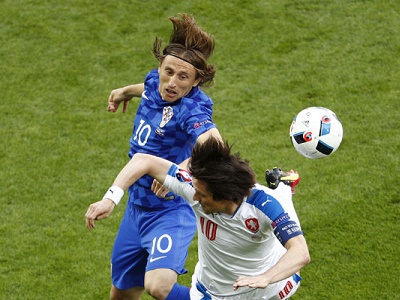 Czech 2-2 Croatia: Fan cuồng làm loạn, Croatia rơi chiến thắng
