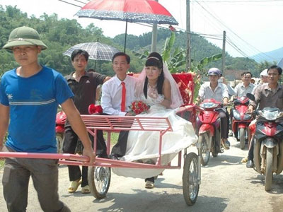 Màn rước dâu bằng xe người kéo ở Thanh Hoá gây bất bình