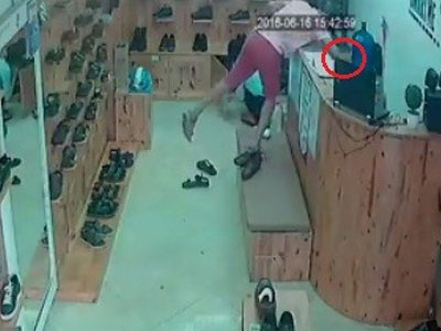 Clip thanh niên trộm điện thoại trong cửa hàng bán giày