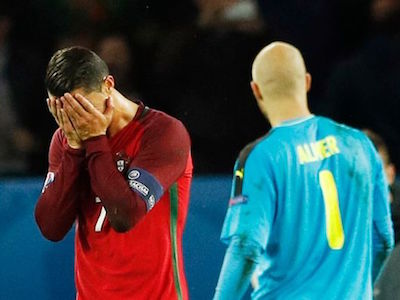 Ronaldo đi vào lịch sử bóng đá Bồ Đào Nha trong trận đấu "vứt đi"