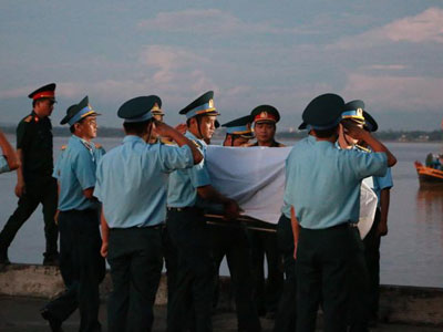 Thăng quân hàm Đại tá cho phi công Trần Quang Khải