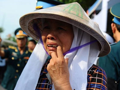 Chùm ảnh: Quê nhà đẫm nước mắt đón phi công Trần Quang Khải