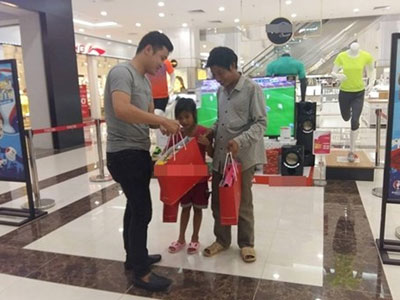 Điều kì diệu đã đến với "cha con lấm lem trong trung tâm mua sắm”