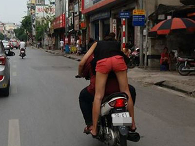 Hà Nội: Clip cô gái trẻ "làm xiếc" trên phố, vừa đứng sau vừa lái xe vừa hôn hít bạn trai