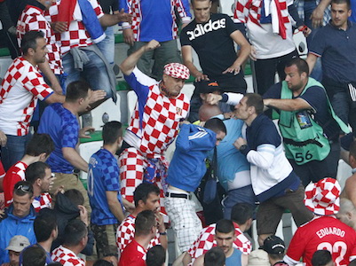 Hooligan Croatia lại có kế hoạch khiến đội nhà bị loại