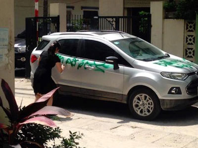 Người phụ nữ “vẽ tranh” lên Ford Ecosport đỗ chắn cửa