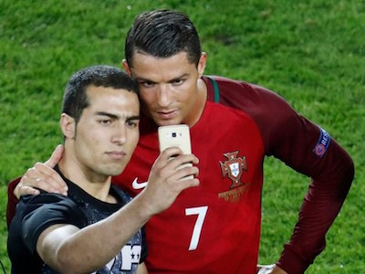 Ronaldo "tự sướng" với CĐV, Bộ Đào Nha lĩnh họa