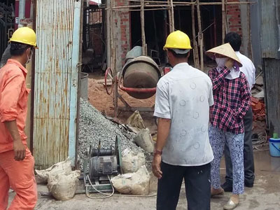 Sau tiếng nổ lớn, 2 công nhân bị điện giật nguy kịch