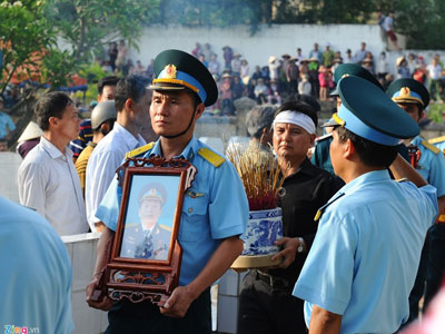 Hàng nghìn người đưa tiễn đại tá phi công Trần Quang Khải