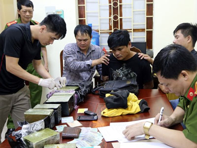 Thanh niên giấu 30 bánh heroin trong bao tải
