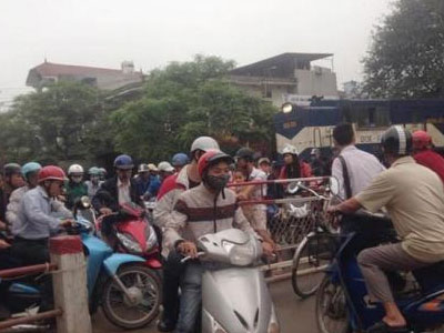 Dừng chờ tàu hoả kiểu Việt Nam