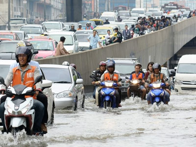 Đường phố Bangkok hóa sông do mưa lớn nhất trong 25 năm