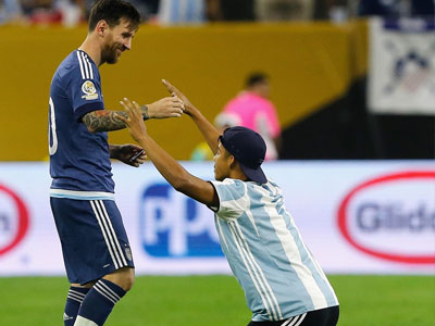 Fan cuồng Messi quỳ xuống xin chữ ký thần tượng