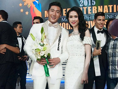 Hoa hậu Việt khóa Facebook sau khi bị chê nói tiếng Anh dở
